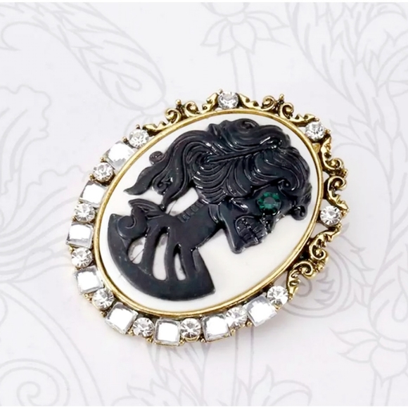 Gold plated green and white crystal cameo skull woman necklace/brooch - Picture 8 of 16